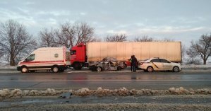 В Одесской области легковушка из-за гололеда вылетела на