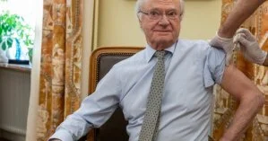 Королевская Швеции вакцинировалась от COVID-19