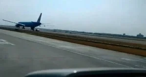 В аэропорту Бангкока мужчина случайно свернул не туда и поехал навстречу севшему самолету: видео