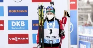 Австрийская спортсменка сломала винтовку во время масс-старта