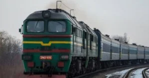 Вода из окон затопила постель, а одежда примерзла: фото и видео жутких условий в поезде Киев-Ворохта