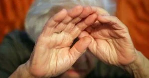 В Днепре грабитель напал на пожилую консьержку, избил ее чайником и ранил ножом