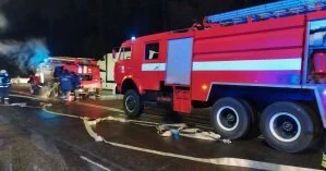 В Киеве посреди шоссе вспыхнула фура: не обошлось без спасателей (фото, видео)