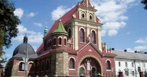 Во Львове мужчина умер на скамейке около церкви