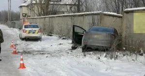 В Борисполе Mazda из-за снега протаранила бетонный забор
