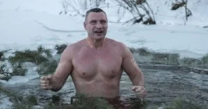 Украинский чемпион нырнул в ледяную прорубь на Крещение