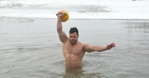 Украинским спортсменам удалось установить новый рекорд в ледяной воде