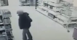 В Борисполе мужчина вогнал себе нож в грудь посреди супермаркета: видео самоубийства (18+)