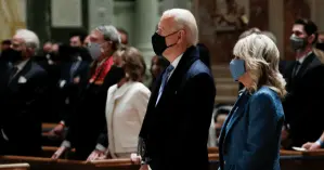 Дизайнерский наряд с маской в тон: какой образ для инаугурация выбрала новая первая леди США