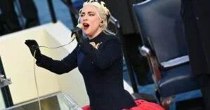 Золотая брошь и черная лента в волосах: в чем Леди Гага выступила на инаугурации Байдена (фото)