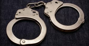 В центре Николаева обнаженный мужчина напал на водителя и угнал его авто