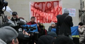 Под Офисом президента сотни людей собрались на тарифный митинг: произошли первые стычки с полицией (видео)