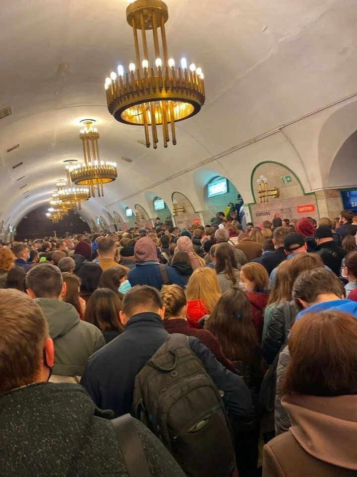 Толпа в метро