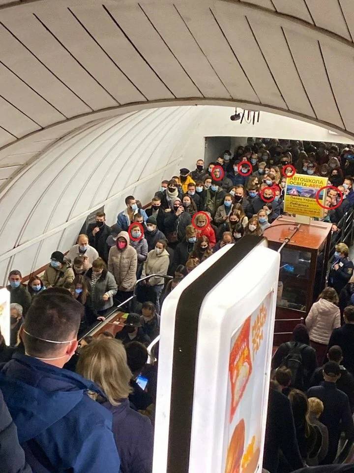 Толпа в метро