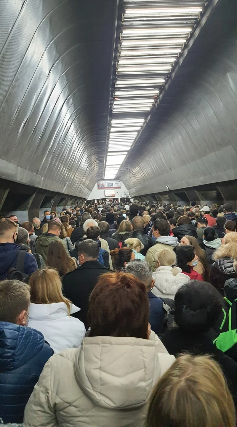 Толпа в метро