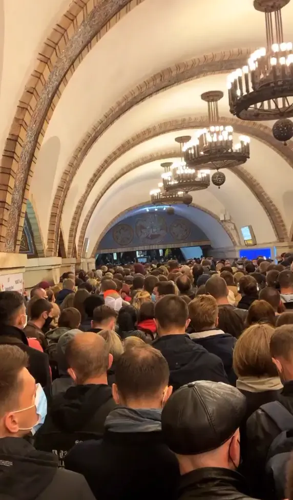 Толпа в метро