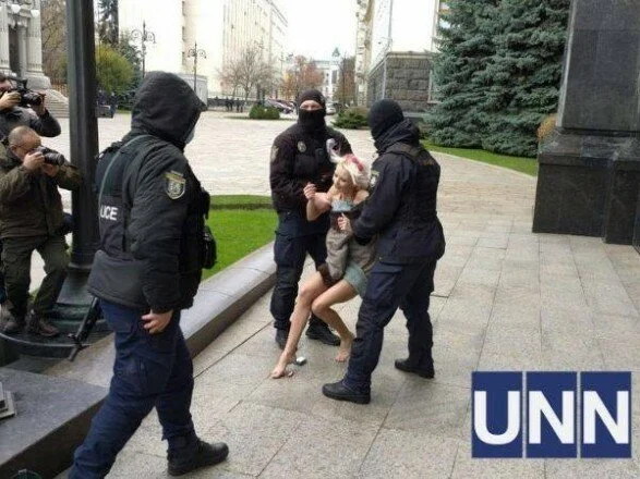 Активистка Femen возле ОПУ