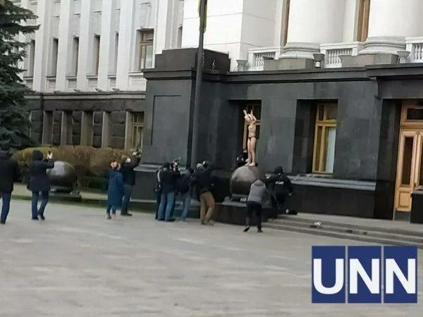 Активистка Femen возле ОПУ