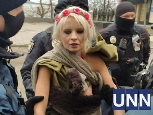 Активистка Femen возле ОПУ